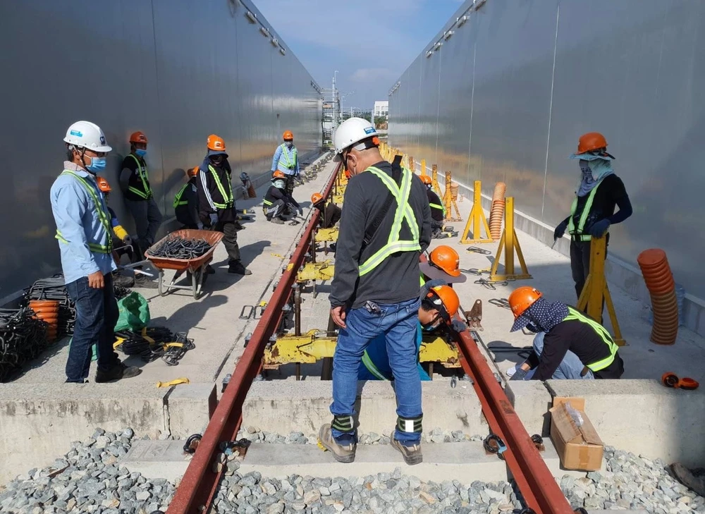 Cận cảnh tuyến metro số 1 bước sang giai đoạn 'bình thường mới' ảnh 3