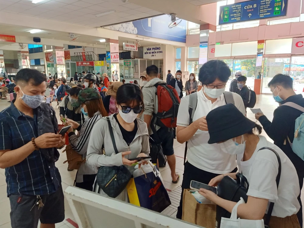 26 Tết, bến xe bắt đầu nhộn nhịp trở lại ảnh 3