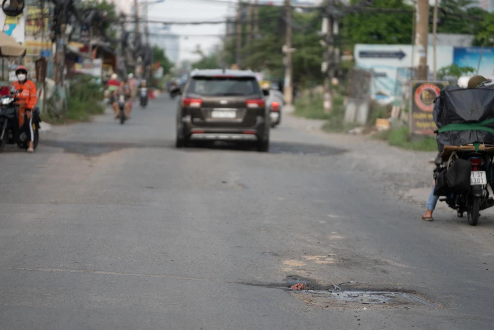 Mặt đường gồ ghề, nhiều ổ gà.