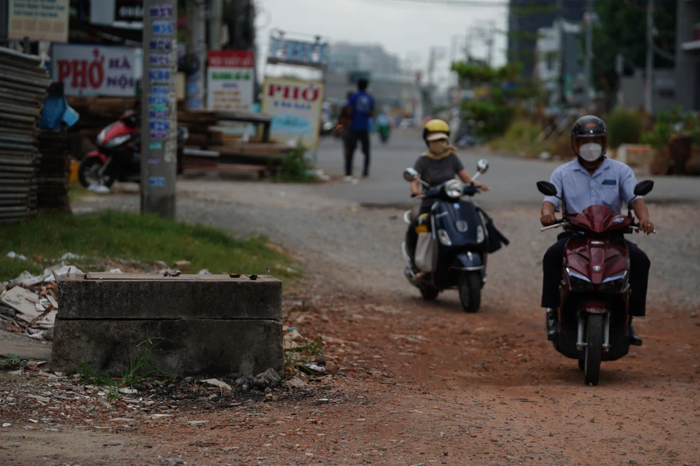 Nhiều đoạn đường chưa được thảm nhựa, chưa thể giải phóng mặt bằng. Ảnh: ĐT.