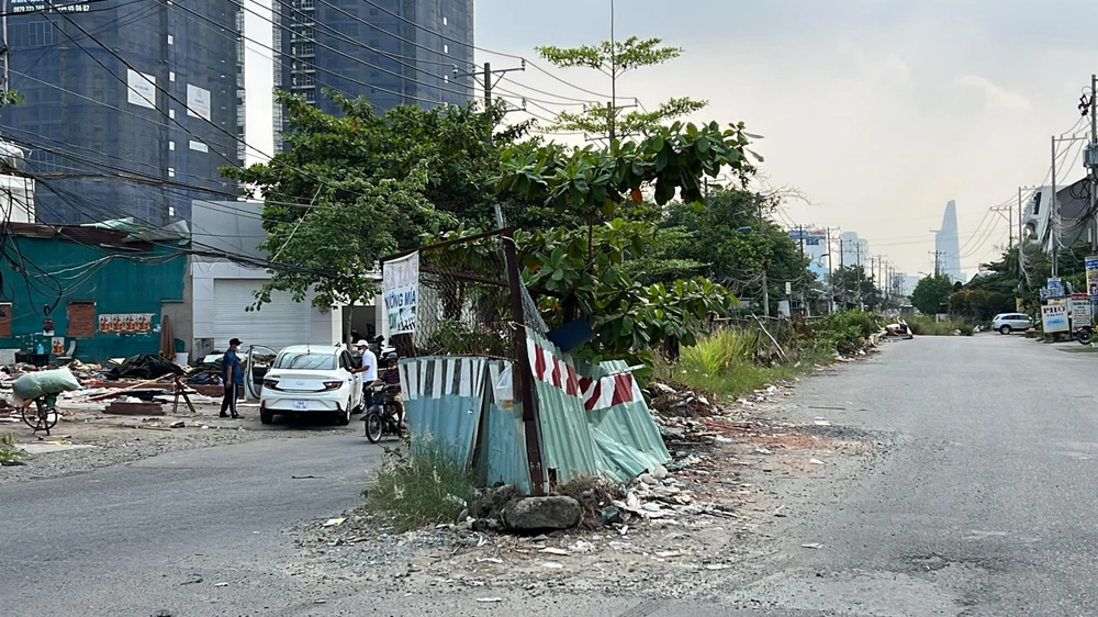 Đoạn đường chưa được giải phóng mặt bằng. Ảnh: ĐT.