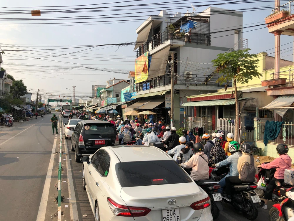 Ùn ứ giao thông trên đường Lý Thái Tổ, hướng từ Nhơn Trạch, Đồng Nai đi TP.HCM. Ảnh: ĐT.