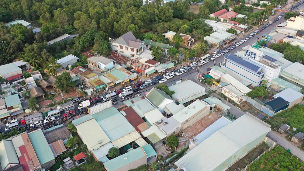 Người dân ùn ùn quay trở lại TP.HCM. Ảnh: ĐT.