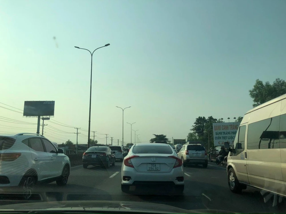 Quốc lộ 51 kẹt xe kéo dài. Ảnh: CTV.