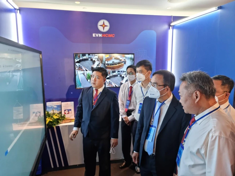 Ông Dương Quang Thành, Chủ tịch HĐTV EVN tham quan sản phẩm Make by EVN doTổng công ty Điện lực TP.HCM thực hiện. Ảnh: ĐT.