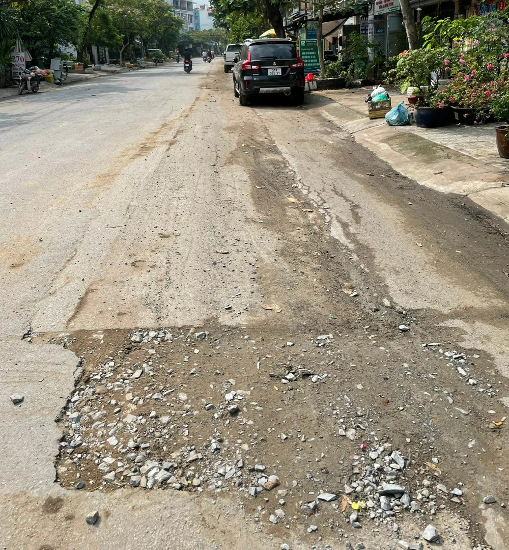 Đường có nhiều ổ gà. Ảnh: ĐT.
