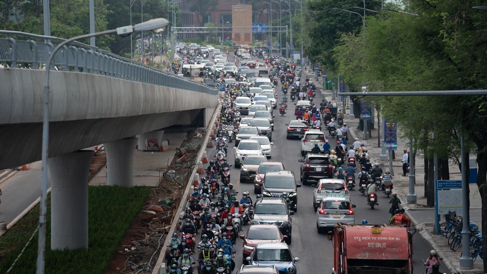 Khu vực cầu Thủ Thiêm 2 bị kẹt xe khi chưa hoàn thành. Ảnh: ĐT.