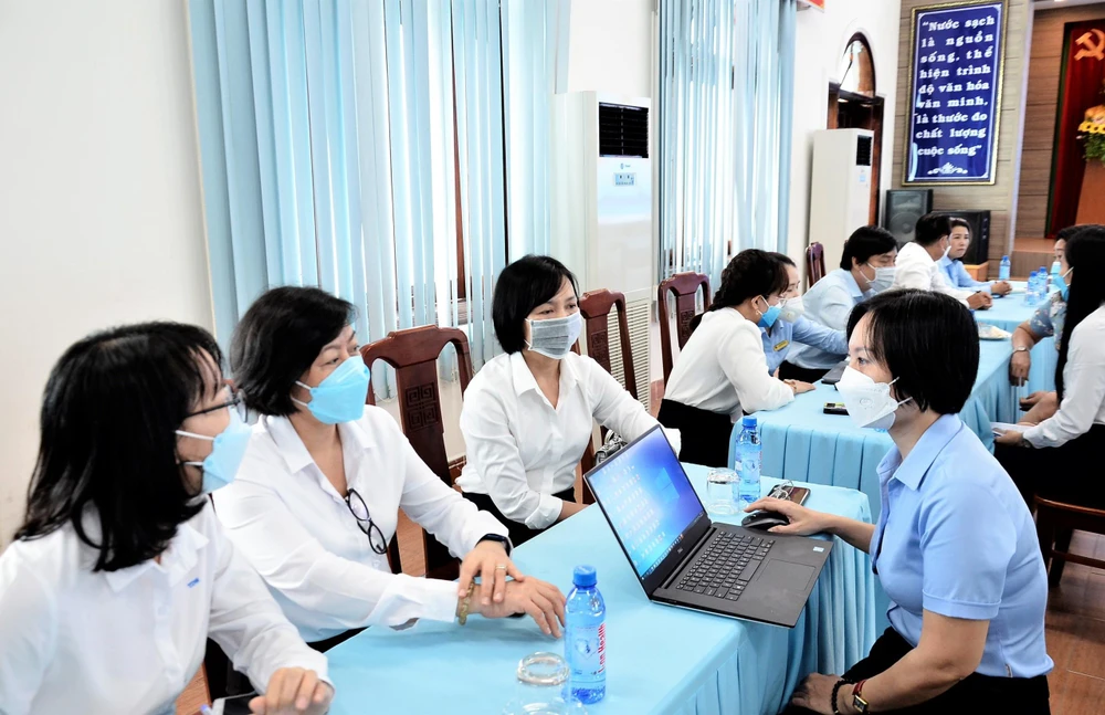 Hai bên chia thành các nhóm để thảo luận. Ảnh: Hai bên chia thành các nhóm để thảo luận. Ảnh: