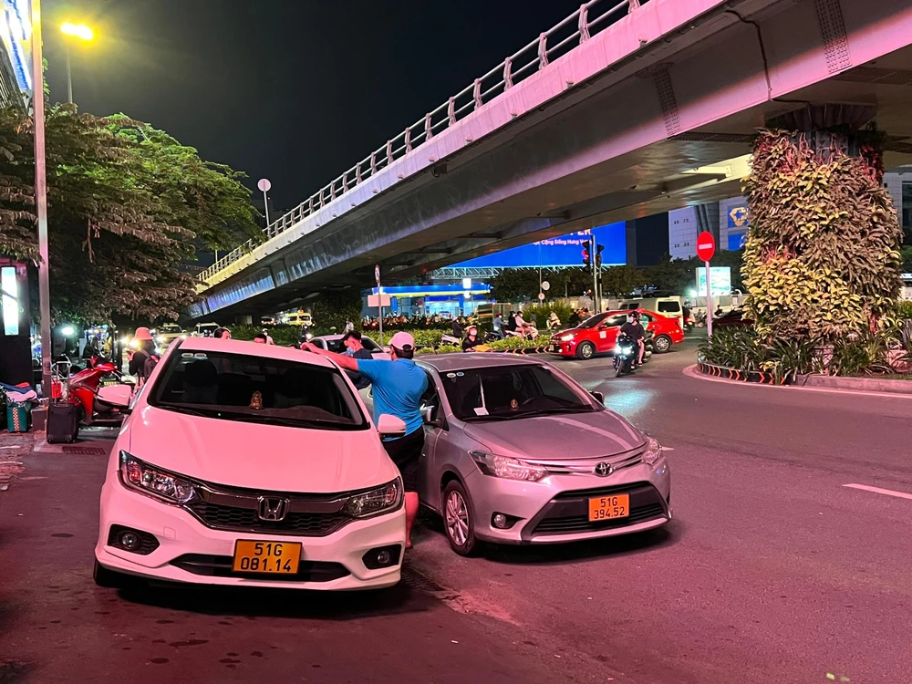 Xe công nghệ dừng đỗ trên đường Trường Sơn và làm giá với hành khách. Ảnh: ĐT.