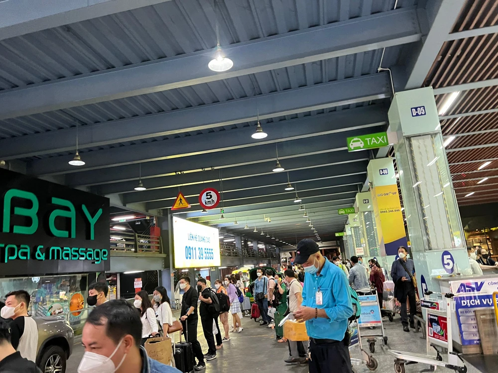 Khách tràn xuống làn taxi để đón khách. Ảnh: ĐT.