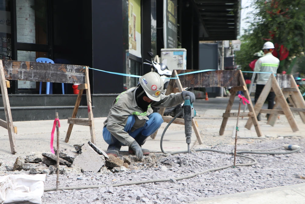 Cận cảnh công nhân đang thi công. Ảnh: HT.