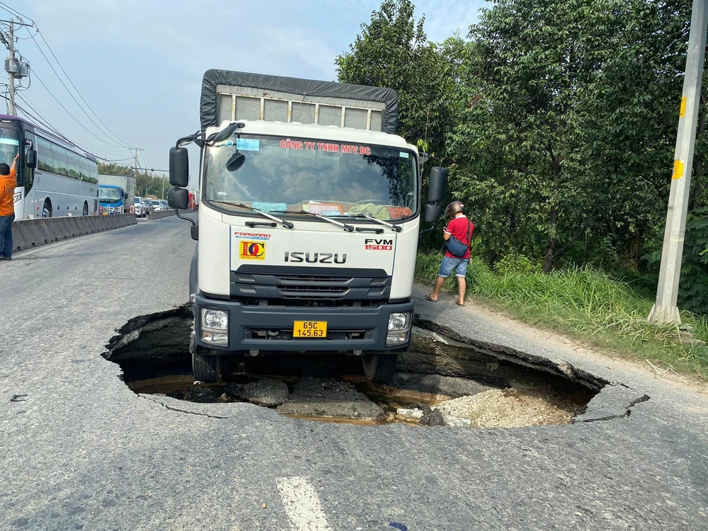 Cận cảnh xe tải nằm dưới hố "tử thần". Ảnh: ĐT.