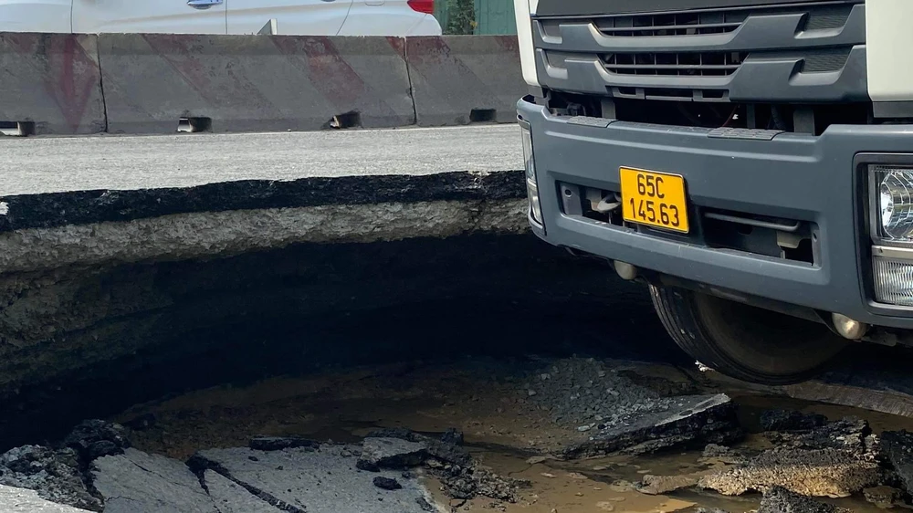 Cận cảnh chiếc xe tải sụp hố. Ảnh: ĐT.