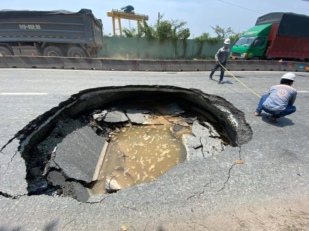 Điểm sụt lún rộng khoảng 5.6 m. Ảnh: ĐT.