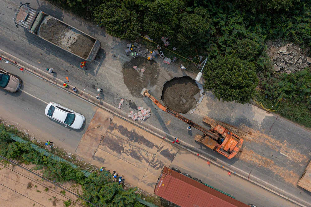 Hố sụp lún nhìn từ trên cao. Ảnh: ĐT.