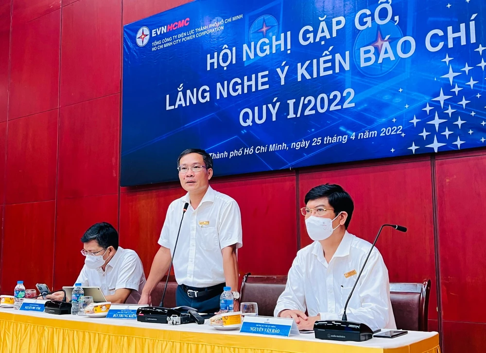 Bùi Trung Kiên, Phó Tổng Giám đốc Tổng công ty Điện lực TP.HCM trả lời câu hỏi phóng viên. Ảnh: ĐT.
