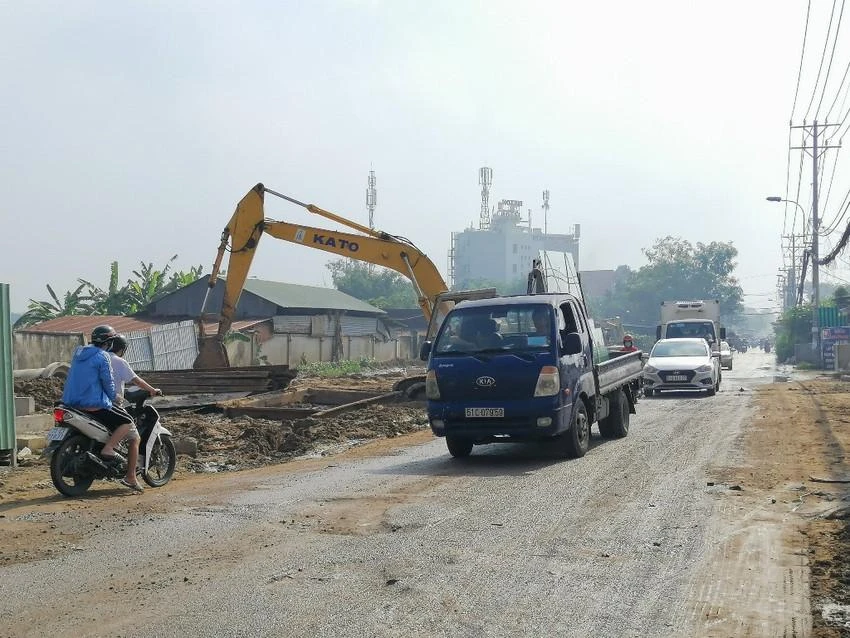 Đường Đặng Thúc Vịnh, Hóc Môn khi mới khởi công. Ảnh: Thu Trinh.