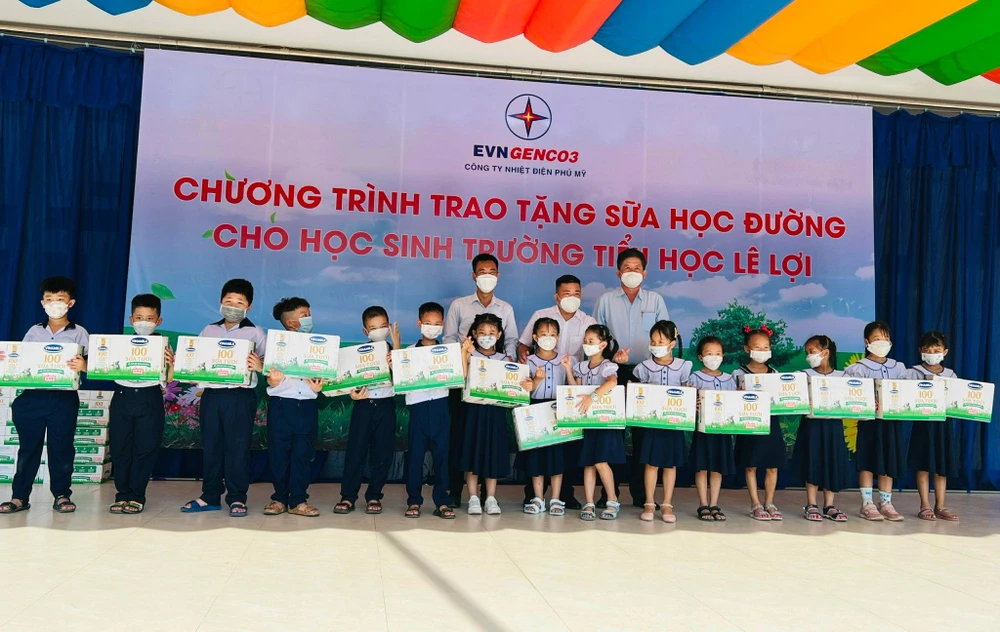 Gần 67.000 hộp sữa Vinamilk được gửi tặng tới các em học sinh. Ảnh: ĐT.
