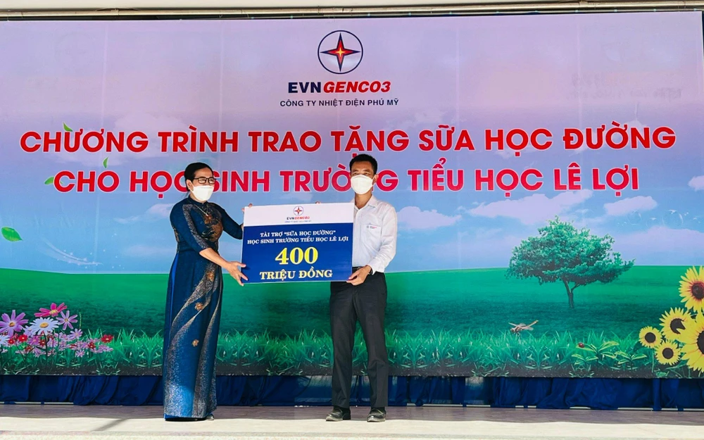 Đại diện Ban Giám hiệu Trường Tiểu học Lê Lợi nhận biểu trưng từ EVNGENCO 3. Ảnh: ĐT.
