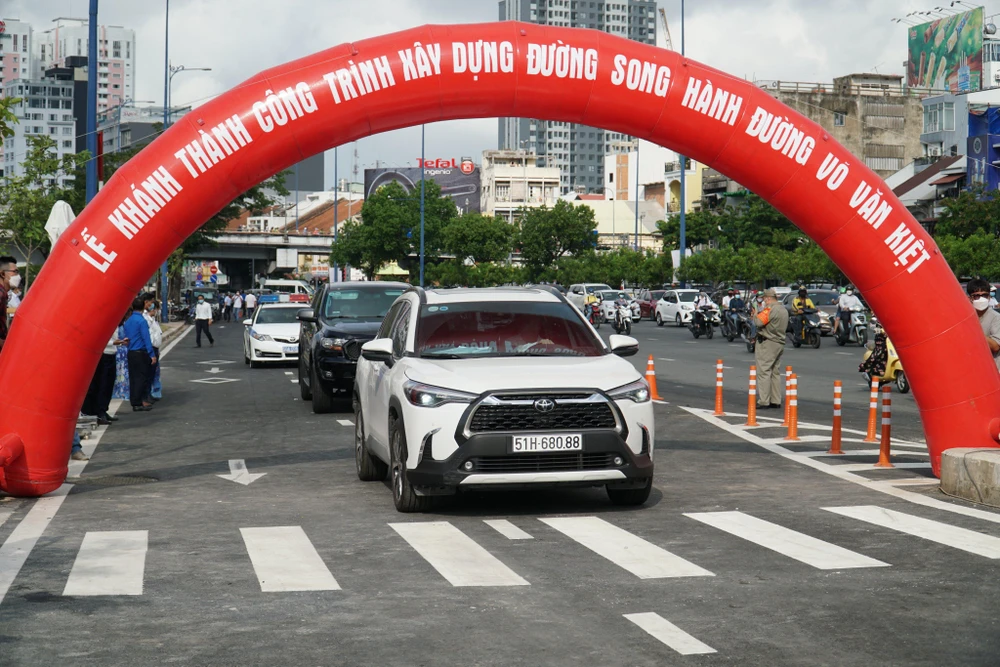 Xe chính thức chạy trên đường song hành Võ Văn Kiệt. Ảnh: BẢO PHƯƠNG. Xe chính thức chạy trên đường song hành Võ Văn Kiệt. Ảnh: BẢO PHƯƠNG.