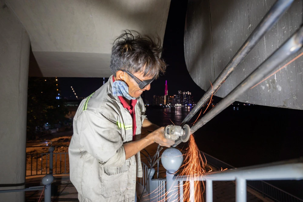 Các công nhân đã nỗ lực hoàn thiện các hạng mục cuối cùng để kịp thông xe vào sáng ngày 28-4. Ảnh: ĐT.