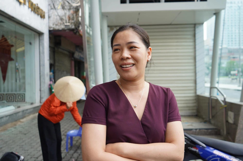 Chị Trần Thị Thuý Oanh vui mừng khi sắp nhận được mặt bằng. Ảnh: BẢO PHƯƠNG.