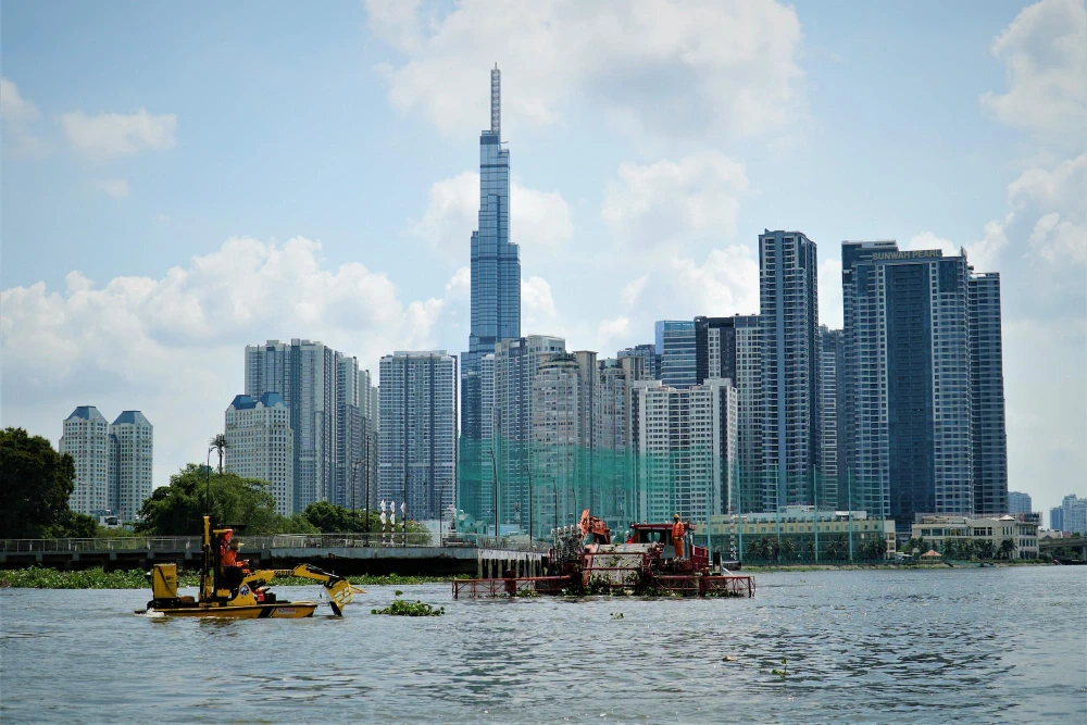 Sông Sài Gòn có nhiều lục bình, chất thải rắn gây khó khăn cho các phương tiện giao thông thuỷ. Ảnh: BẢO PHƯƠNG.