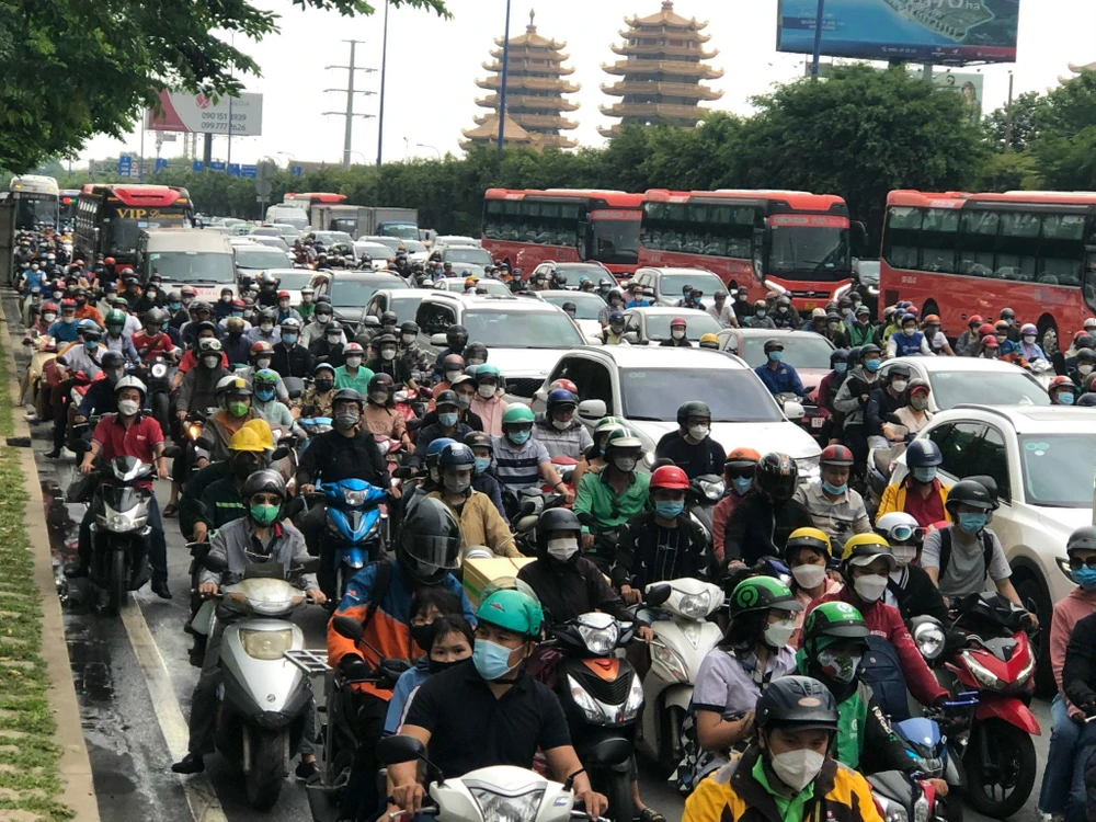 Kẹt xe kéo dài sau giờ tan tầm khiến nhiều người ngao ngán. Ảnh: ĐÀO TRANG