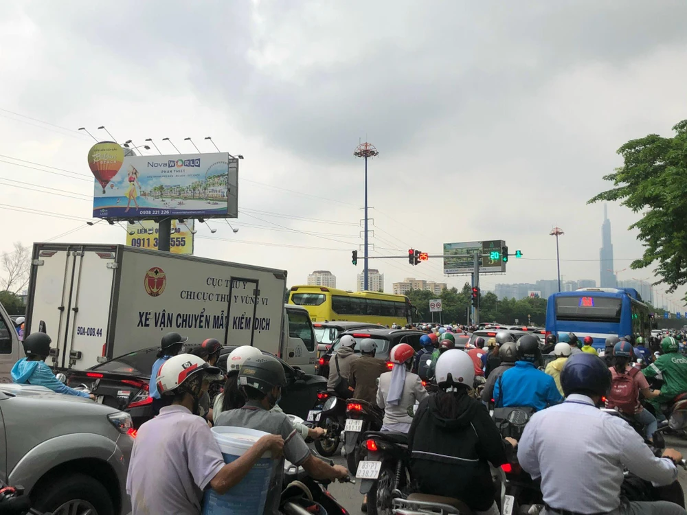 Trên Xa lộ Hà Nội hướng từ TP Thủ Đức về quận 1 các phương tiện cũng không thể di chuyển. Ảnh: ĐÀO TRANG