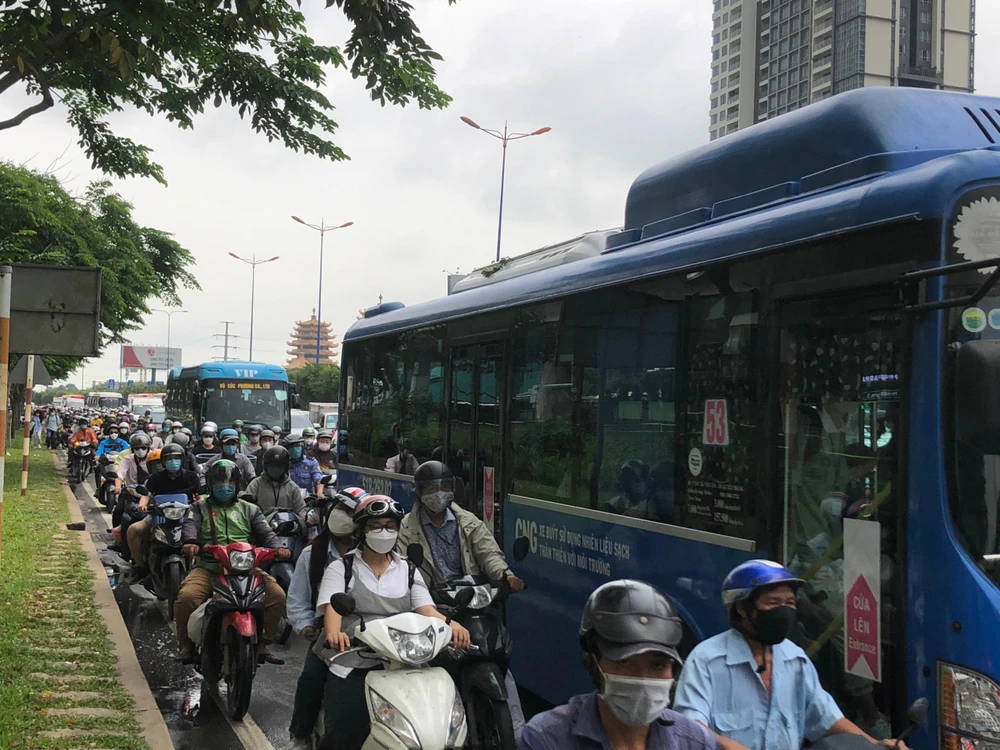 Người dân di chuyển từng chút một. Ảnh: ĐÀO TRANG