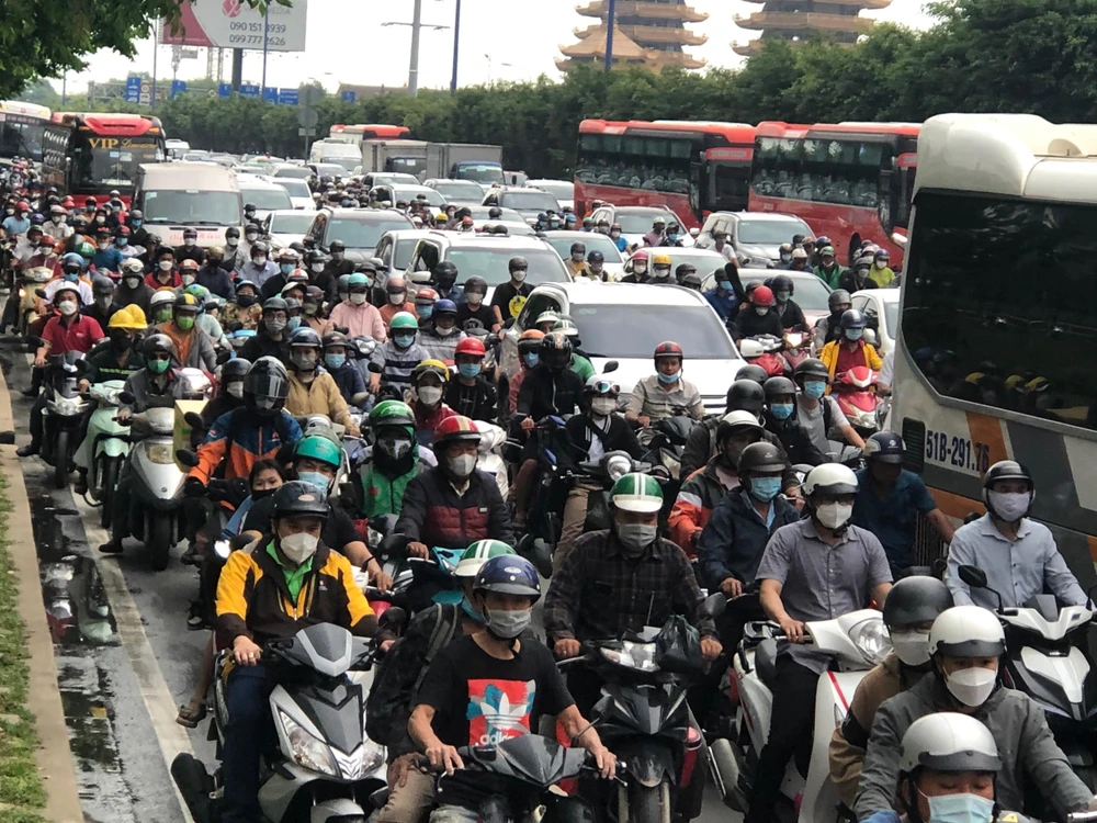 Xe máy tràn hết qua phần đường dành cho ô tô. Ảnh: ĐÀO TRANG