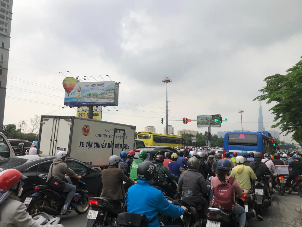Các tuyến đường đều ùn ứ. Ảnh: ĐÀO TRANG