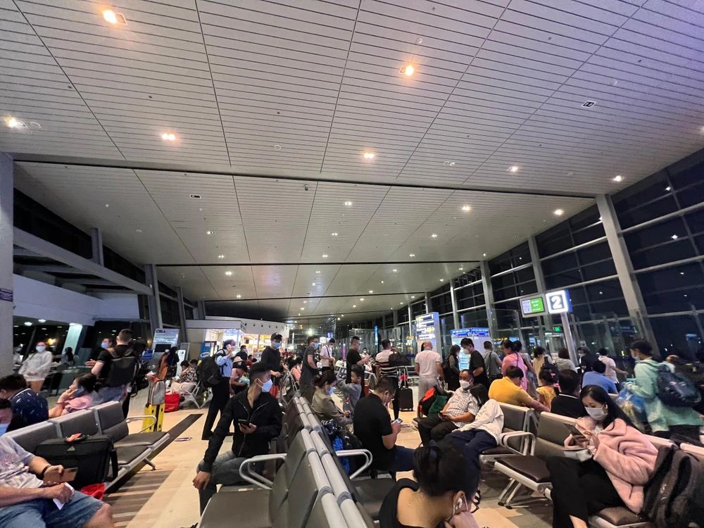 Hành khách đi lại đông đúc sau kỳ nghỉ lễ. Ảnh: ĐT