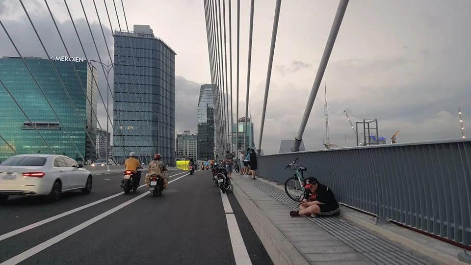 Nhiều người dân tụ tập, chụp hình ở cầu Thủ Thiêm 2. Ảnh: ĐT.