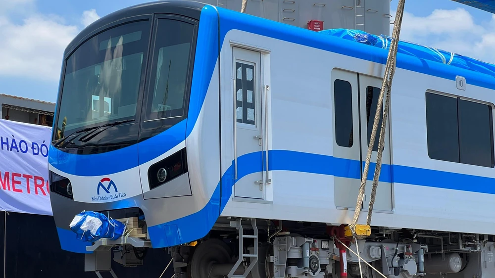 12 giờ, ngày 6-5, đoàn tàu cuối cùng của tuyến metro số 1 đã được hạ xuống. Ảnh: ĐT.
