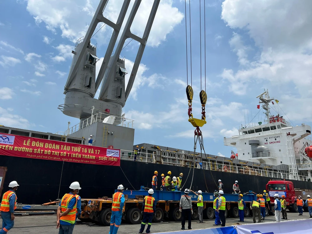 Xe siêu trường siêu trọng sẽ vận chuyển tàu metro số 1 về depot. Ảnh: ĐT.