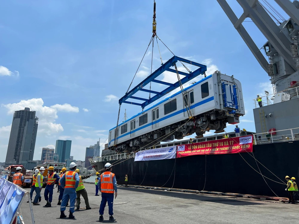 Đoàn tàu 3 toa dài 61,5 m, có thể chở 930 khách, trong đó 147 khách ngồi và 783 khách đứng. Ảnh: ĐT.
