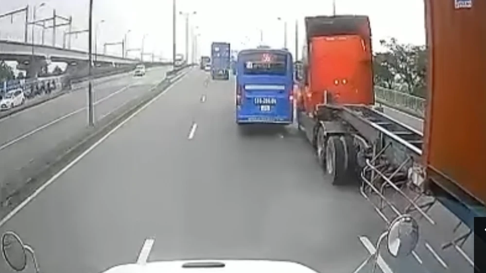 Xe buýt tạt đầu xe container. Ảnh: Chụp màn hình từ clip.