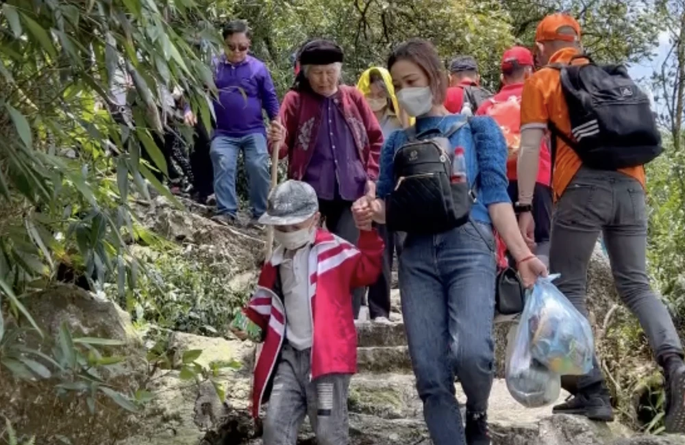 Nhiều cụ ông, cụ bà chinh phục đỉnh núi Yên Tử. Ảnh: ĐT.