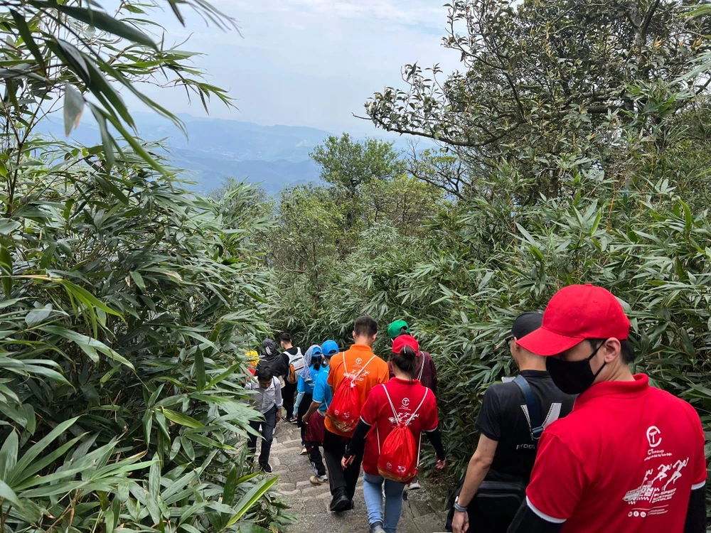 Từng đoàn người chinh phục đỉnh núi. Ảnh: ĐT.