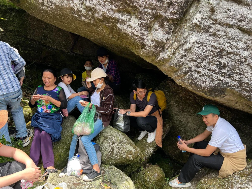 Hàng ngàn du khách tới thăm chùa Đồng trong dịp Lễ 30-4. Ảnh: ĐT.