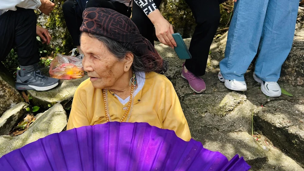 Cụ bà hơn 90 tuổi leo lên đỉnh núi. Ảnh: ĐT.