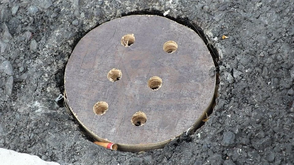 Cận cảnh nắp chắn rác bằng gỗ. Ảnh: ĐT.