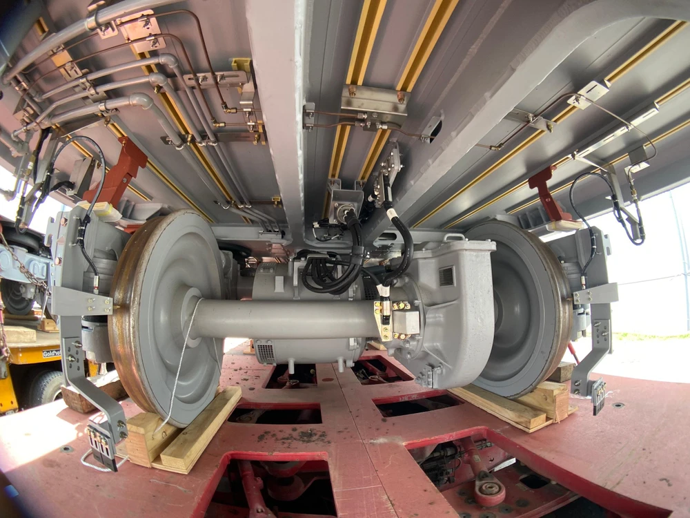 Động cơ phía dưới của những toa tàu metro.