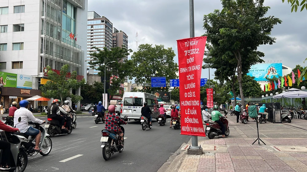 Tại các tuyến đường được điều chỉnh đều có gắn thông tin hướng dẫn người dân lộ trình di chuyển. Ảnh: ĐT.