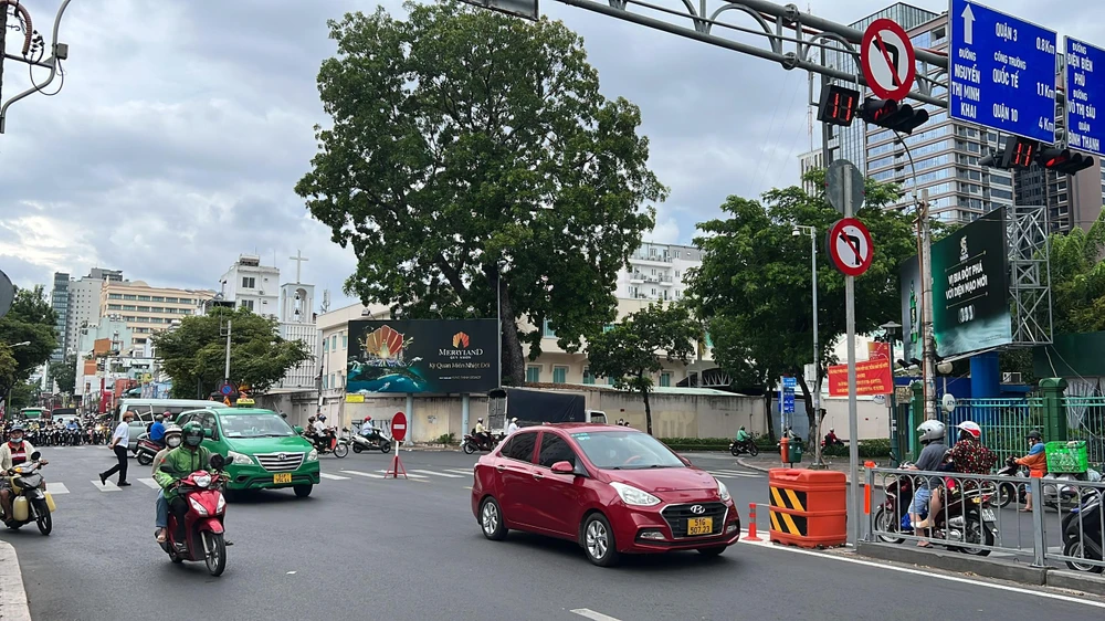 Tại giao lộ Nguyễn Thị Minh Khai - Đinh Tiên Hoàng đã cấm rẽ trái, nên khu vực này cũng không còn cảnh ùn tắc như trước. Ảnh: ĐT.