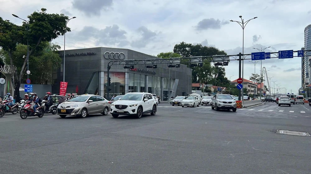 Khu vực này đón lưu lượng giao thông rất lớn từ cầu Thủ Thiêm 2, đường Tôn Đức Thắng và Nguyễn Hữu Cảnh lưu thông qua. Ảnh: ĐT.