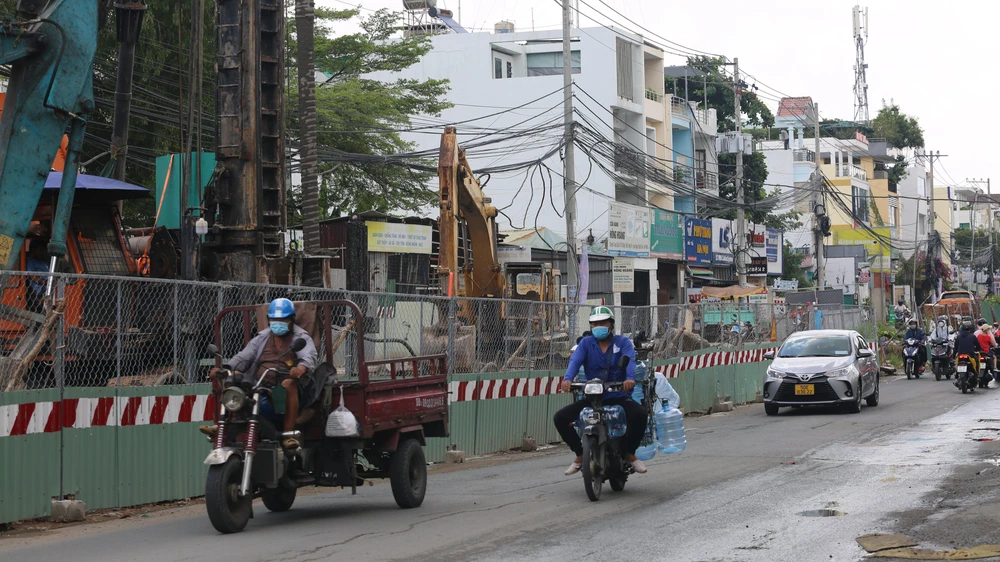 Dự án mở rộng đường Lương Định Của, TP Thủ Đức đang được rào chắn trong dịp tết này. Ảnh: ĐT.