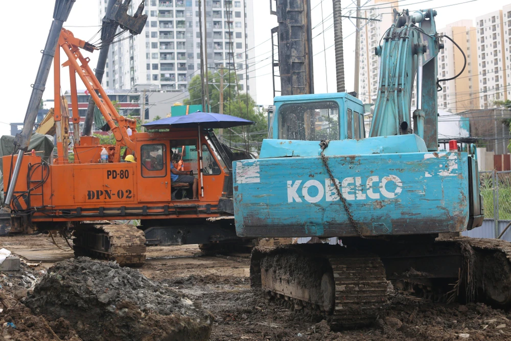 Sở GTVT TP.HCM đã nhiều lần nhắc nhở chủ đầu tư về việc đảm bảo an toàn giao thông khu vực thi công. Ảnh: ĐT.