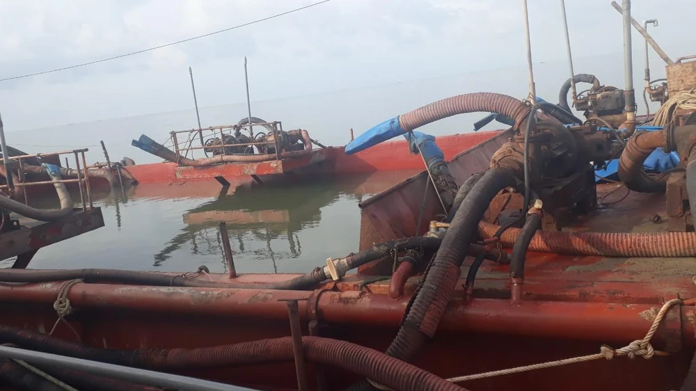 3 tàu khai thác cát trái phép bị bắt. Ảnh: CTV.